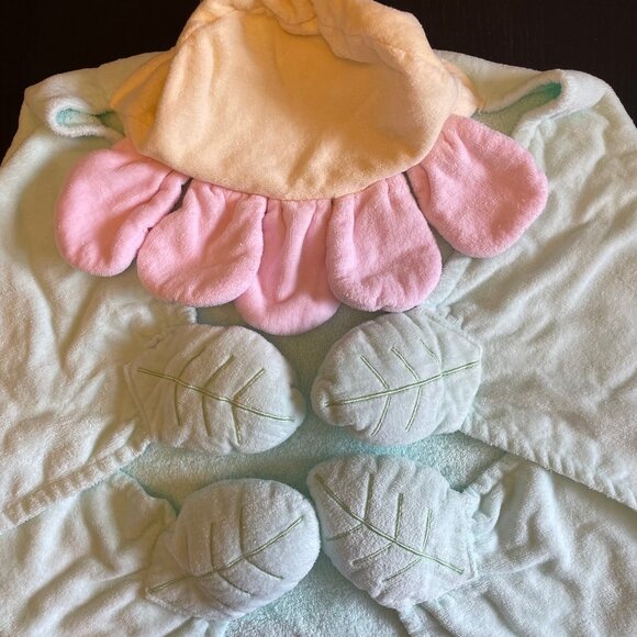 Smiling Flower Hooded Towel and Wash Mitt - Picture 2 of 5